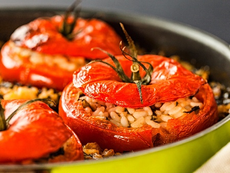 Пълнени домати с ориз, гъби и лук печени на фурна - снимка на рецептата